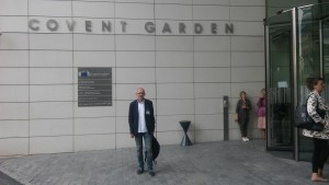Prof. Piotr Skubała w roli ethic expert  przed budynkiem Komisji Europejskiej w Brukseli